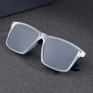 Lunettes de soleil polarisées carrées modernes avec monture grise mate pour pêche et conduite