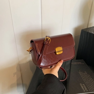 Sac bandoulière vintage bordeaux en cuir brillant avec fermoir métallique doré classique