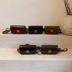 Sacs bandoulière rétro en cuir en cinq couleurs avec boucles métalliques dorées