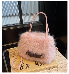 Détail d'un sac à bandoulière en peluche rose avec un écusson d'ours 3D mignon