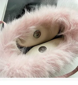 Détail du sac à main en peluche rose avec doubles fermoirs magnétiques et texture douce