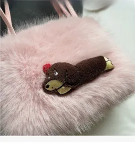 Vue détaillée du sac à main rose en peluche avec broderie chiot marron et détails rouges