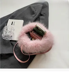 Vue de dessus du sac seau rose en peluche montrant l'intérieur spacieux avec portefeuille