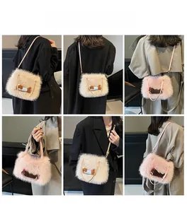Modèle portant le sac bandoulière en peluche beige et rose avec motif animal mignon
