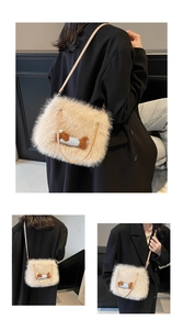 Vue détaillée du sac bandoulière en peluche avec petit chiot sur veste noire