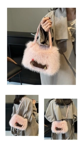 Sac bandoulière en peluche rose avec breloque ours et bandoulière réglable