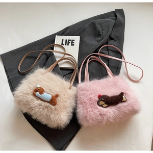 Détail de sacs bandoulière en peluche rose et beige avec broderie de teckel mignon
