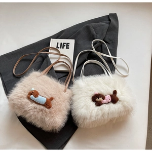 Gros plan d'un petit sac en peluche douce avec une broderie de teckel dessin animé