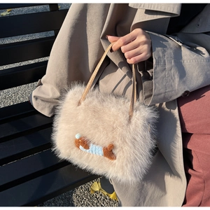 Détail du sac en peluche beige avec écusson de chien mignon et lanières marron en cuir