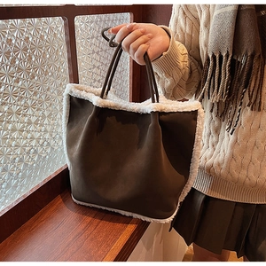 Détail du sac cabas en daim marron avec bordure en imitation laine de mouton blanche