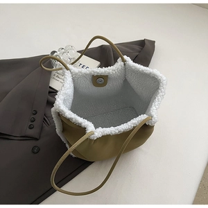 Vue détaillée du sac à main vert olive avec doublure en molleton et fermoir aimanté