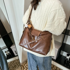 Retro brown large capacity shoulder bag for women with vintage PU leather finish