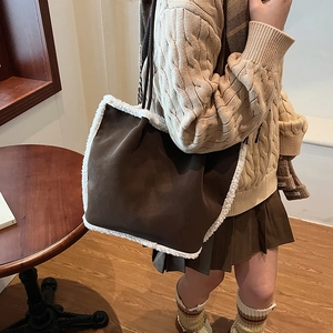 Sac fourre-tout d'hiver en daim marron foncé avec bordure en imitation peau de mouton