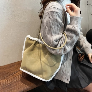 Sac à épaule en daim marron avec bordure en peluche blanche et bandoulière fine