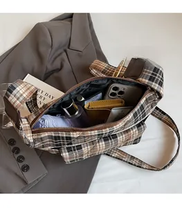 Détail de l'intérieur d'un sac cabas à carreaux montrant sa grande capacité de rangement