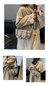 Détail du sac à bandoulière matelassé à carreaux avec fermoir doré sur trench beige