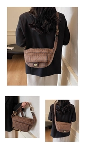 Vue détaillée du sac bandoulière à carreaux avec fermoir rotatif doré et texture tissée