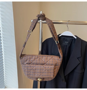 Détail du sac à bandoulière matelassé à carreaux vintage avec fermoir doré en métal