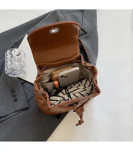Vue détaillée de l'intérieur du sac à dos matelassé marron avec grande capacité et poche