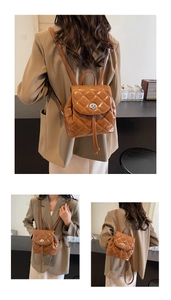 Détail d'un mini sac à dos matelassé marron avec fermoir tournant métallique et cordon