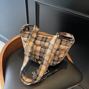 Sac À Épaule Vintage À Carreaux Tissu Matelassé Sac Sous L'Aisselle Bandoulière Avec Fermoir Rotatif En Métal Femmes