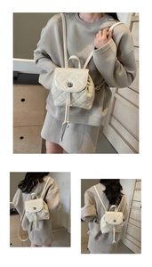 Trois perspectives d'un mini sac à dos en cuir verni matelassé beige sur un mannequin