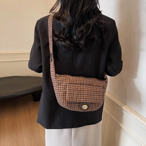 Sac bandoulière rétro en motif pied-de-poule marron porté par un mannequin en hiver
