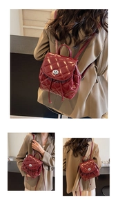 Détail du mini sac à dos matelassé bordeaux avec fermoir argenté et bandoulières variées