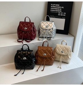 Cinq couleurs de mini sacs à dos matelassés en cuir verni avec fermoirs rotatifs