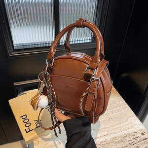 Women Baseball Theme Crossbody Bag Glossy PU Leather Retro Bowling Handbag With Mini Baseball Charms Sports Style