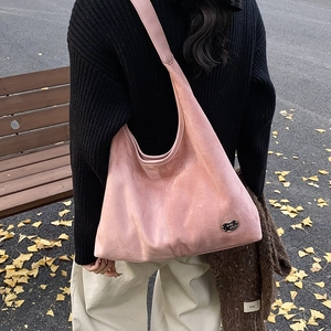 Pink large capacity faux suede hobo shoulder bag for women with minimalist metal logo