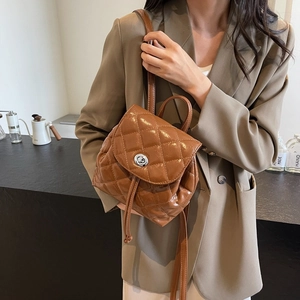Mini sac à dos marron matelassé pour femme avec finition brillante et fermoir métal