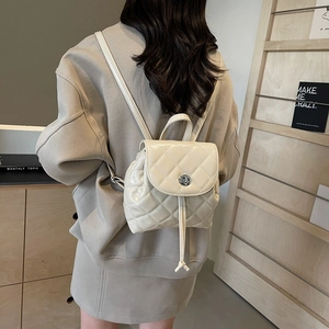 Sac à dos en cuir matelassé crème avec motif de diamants et fermoir rotatif en métal