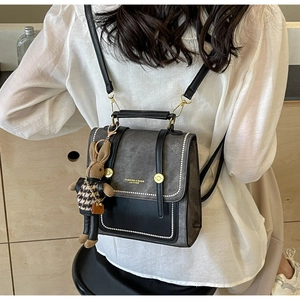 Details der dunkelgrauen mattierten Tasche mit schwarzer Lederklappe und Karohase