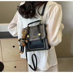 Detail des Retro-Rucksacks in Taupe und Schwarz mit süßem Hasenanhänger und Goldmagnet