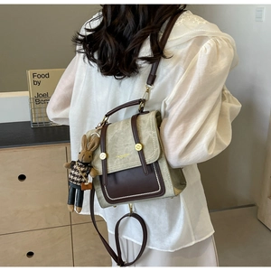 Rückansicht eines Vintage-Rucksacks mit Farbmuster, Goldschnallen und süßem Hasenanhänger