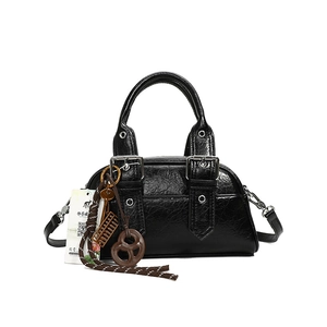Sac à main minimaliste en cuir froissé noir avec boucles métalliques et breloques