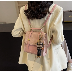 Rosa Mini-Rucksack aus Leder-Mix mit süßem Hasen-Anhänger an beige-farbenem Blazer