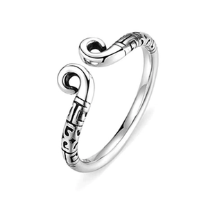 Détail macro de la bague en argent S925 avec motifs traditionnels de nuages Sun Wukong