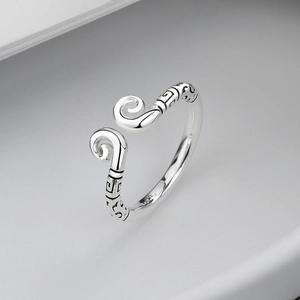 Détail macro du poinçon S925 en argent sterling et relief vintage sur la bague ouverte