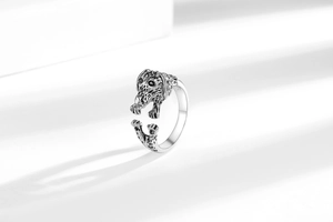 Vue détaillée d'une bague chien ajustable en argent vintage avec empreintes de pattes
