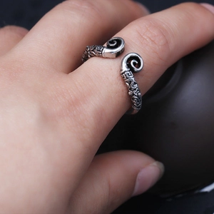 Détail d'une bague réglable en argent vintage avec gravures de nuages traditionnels