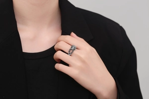 Gros plan d'une bague chien réglable en argent avec texture de fourrure détaillée