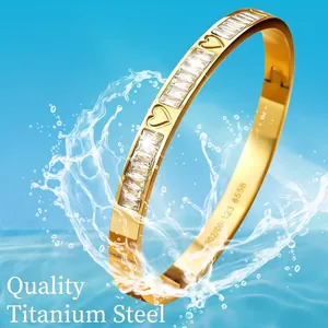 Bracelet coeur doré en acier inoxydable étanche orné de zircons cubiques baguettes