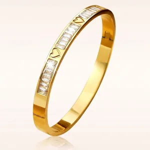 Bracelet jonc ouvert en acier doré avec pierres de cristal et motifs de cœurs