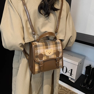 Mini zaino retrò a quadri per donna con toppa a forma di orso e finiture in pelle marrone