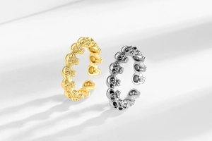 Makroaufnahme des Retro-Totenkopfrings mit Vintage-Finish und feinen Relief-Texturen