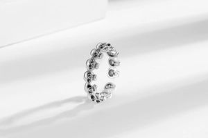 Makro-Detail des Vintage-Punk-Rings mit kleinen silbernen Totenköpfen in oxidierter Optik