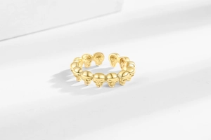 Detailansicht eines polierten goldenen Totenkopfrings im verstellbaren Punk-Stil