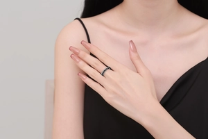 Detailaufnahme des Retro-Punk-Totenkopfrings mit oxidierter Textur am Finger